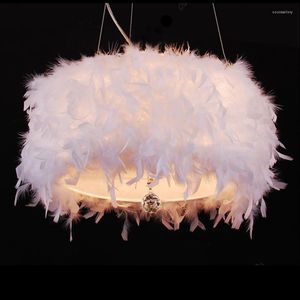 Lampes suspendues Lampe suspendue blanche moderne avec plume de cristal Pentant Light LED pour les lumières de mariage de forme cylindrique de chambre à coucher