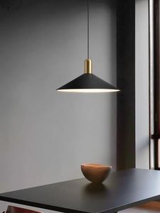 Lampes suspendues Nordic Industrial Minimalist Golden Triangle Metal Lights Restaurant Salle à manger El Bedroom Study Studio Home DecorPendentif