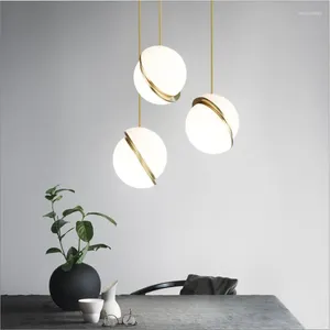Lampes suspendues Nordic LED Lumières Table à manger Décor Chambre Restaurant Lustre Luminaires Lampe suspendue dorée Abat-jour boule
