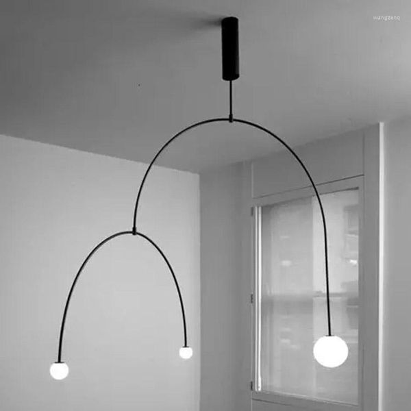 Lampes suspendues post-moderne placage doré / noir tuyau en fer forgé avec abat-jour en verre dépoli LED E27 suspendu pour le salon