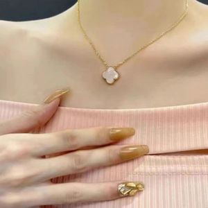 Collier de pendentif concepteur 18 carats en or plaqué adapté aux femmes Love bijoux titane en acier collier pendent de mariage voyage natation