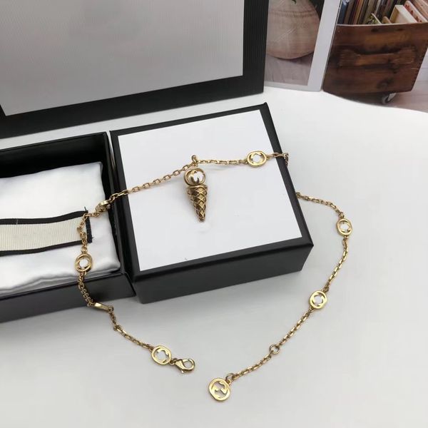 Le créateur de collier à pendentif conçu spécifiquement pour le collier à breloques de tempérament masculin féminin peut être envoyé à la famille pour envoyer des cadeaux de fiançailles à des amis.