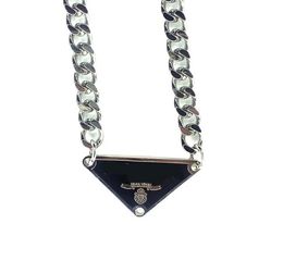 Pendentif Collier Mode pour Homme Femme Triangle Inversé Lettre Designers Marque Bijoux Hommes Femmes Personnalité À La Mode Clavicule Chaîne Colliers