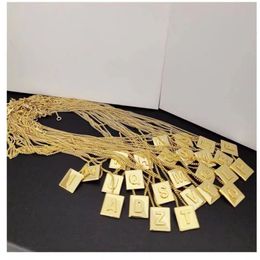 Collier pendentif bijoux de mode 26 collier de lettre anglaise petit carré marque Arc de Triomphe collier cuivre unisexe chaîne de clavicule collier cadeau de fête de vacances