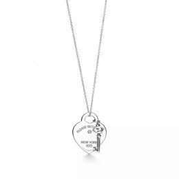 Collane con ciondolo 1 1 S925 Argento sterling Semplice Personalità della moda Grande amore Partita Chiave Ciondolo Collana con clavicola Gioielli per le vacanze da donna Regalo 230923