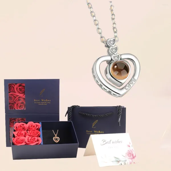 Colliers pendentifs 100 langues Je t'aime Collier de projection avec 6 Roses Boîte-cadeau 2024 Bijoux de luxe de mode pour copains de copines