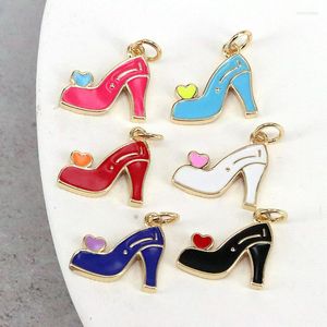 Hangende kettingen 10 stks schoenen met hoge hakken schoenen bevindingen multicolor email charme voor vrouwelijke sieraden maken