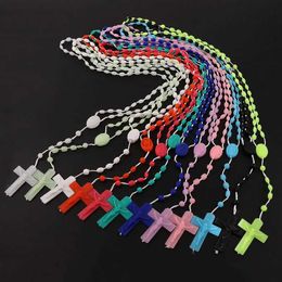 Hangertjeskettingen 12 stuks Fabriek Veelkleurig Rozenkransen Gloeien Plastic Ketting Rozenkranskralen Heldere Ketting Katholicisme Gebed Religieuze sieraden 240330