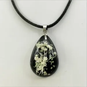 Hangerkettingen 1pc Gloeiend in het donker Echte gedroogde bloem Hars Waterdruppel Leren ketting Leuk voor dames, meisje