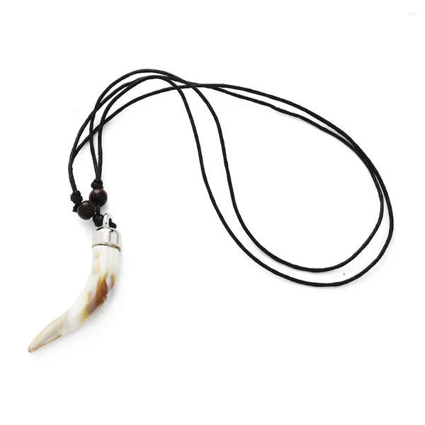 Pendentif Colliers 1pc Immitation Yak Bone Résine Wolf Dent Charmes avec cordon de cire noire Collier d'amulette chanceux pour hommes femmes bijoux