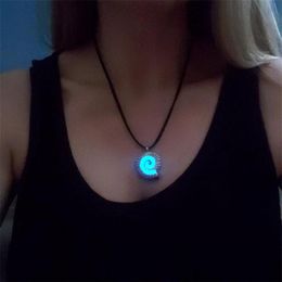 Pendentif Colliers 1pcs Collier de coquillage de sirène Ariel Voice Sea Shell Conch Glowing Witch Spiral Costume296I