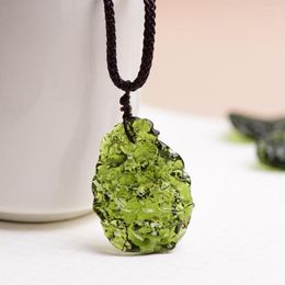 Hangende kettingen 1 stks moldaviet kristal ketting onregelmatige natuurlijke energie genezende steen groene meteoriet sieraden voor mannen en vrouwen