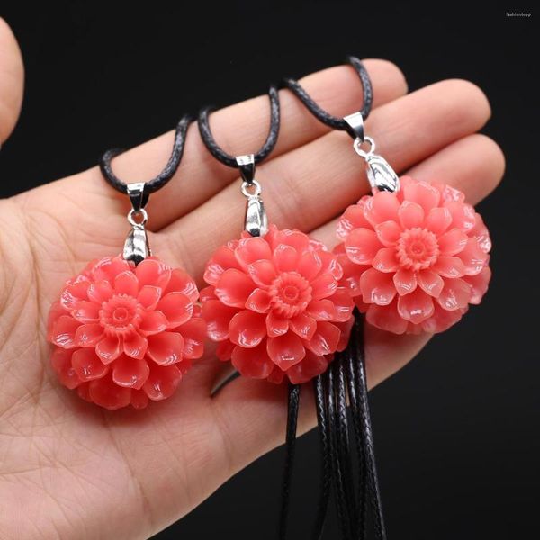 Colliers de pendentif 1PCS PENDANTS CORALS SYNTHÉTIQUES Longue chaîne de corde Fleur Fleur Charmes pour femmes bijoux Artisanat 45 cm