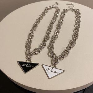 Pendentif Colliers 2021 Europe et Amérique Triangle Grande chaîne Personnalité à la mode Charme en métal pour femmes Bijoux de mode Cadeau de fête