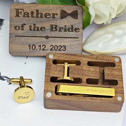 Collares colgantes 2023 Hombre personalizado Gemelos y conjuntos de clip de corbata con grabado Caja de madera Padre de la novia Padrinos de boda Regalos de boda Joyería 231214