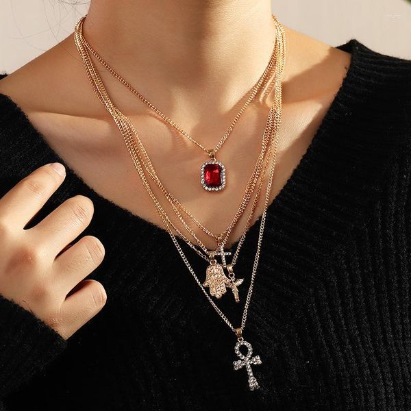 Collares colgantes 2023 Moda Boho Mujeres Crystal Cross Angel Hand Red Gem Multicapa Clavícula Cadena Beach Party Jewelry Regalo