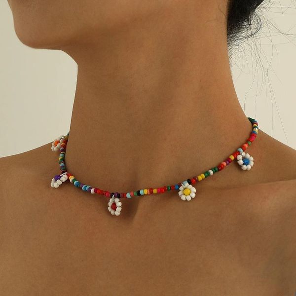 Collares colgantes 2023 Regalos Coloridos Cuentas de arroz Flor Collar de damas Simple Factory Outlet Gargantilla