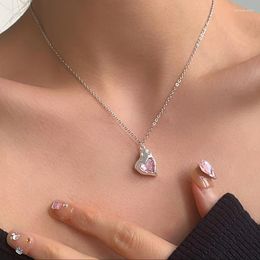 Hanger kettingen 2023 Ins onregelmatige roze zirkon hartvormige ketting voor Wome Fine Jewelry Wedding Party Birthday Gift Kraag