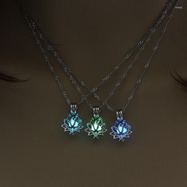 Collares colgantes 2023 Luminoso brillando en la luna oscura Collar en forma de flor de loto para mujeres Yoga Oración Budismo Joyería