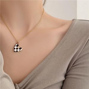 Hangende kettingen 2023 Verkoop mode zwart -wit plaid hart titanium stalen fijn ketting vrouw godin sleutelbeen keten sieraden