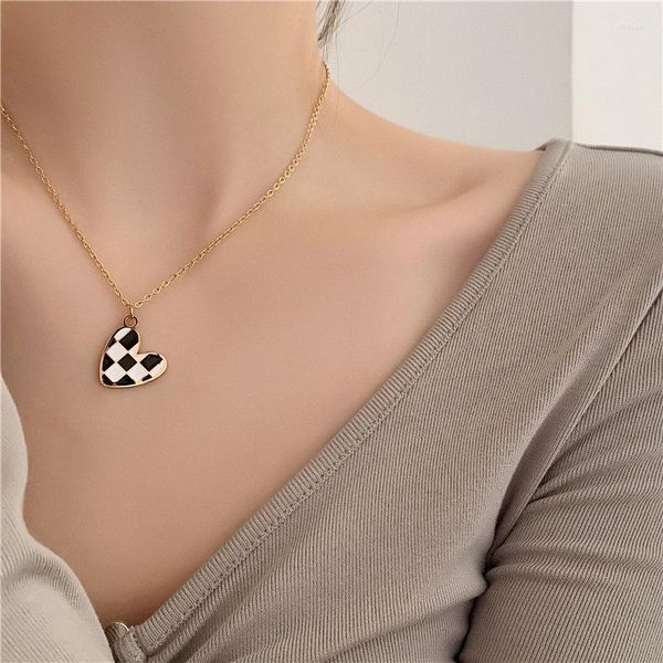 Collares pendientes 2023 vender moda blanco y negro corazón a cuadros titanio acero fino collar mujer diosa clavícula cadena joyería