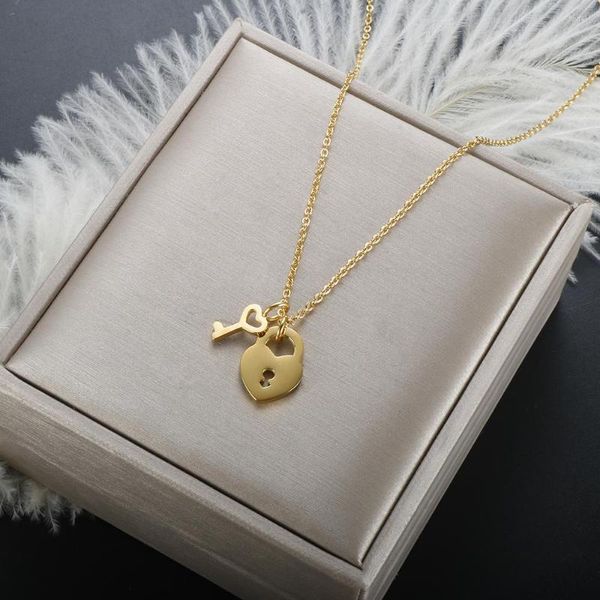 Collares colgantes 2023 Moda Forma de corazón Collar de cerradura de llave Acero inoxidable Chapado en oro para mujeres Amor Charm Ventas al por mayor Joyería simple