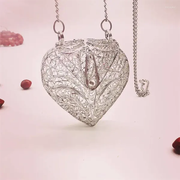 Colliers de pendentif 2024 Printemps Fashion Métal blanc Copper Copper Filigree Hollow Silk Heart Pouchants