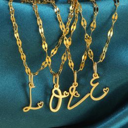 Colliers de pendentif 26 lettres Collier de coeur mignon pour les femmes Couleur or la chaîne de lèvres en acier inoxydable dans Choker Long Classic Jewelry