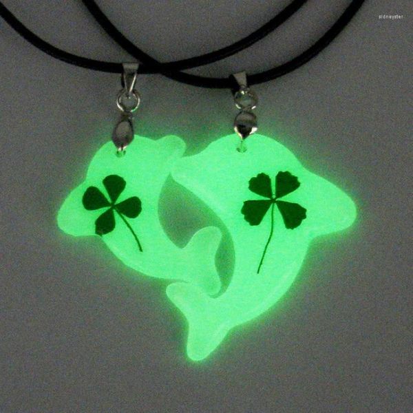 Pendentif Colliers 2PCS Dauphins Lumineux Pendentifs Jumelés Pour Femmes Hommes Chaîne En Cuir Glow In Dark Clover Choker Colar Filles Couple Cadeaux