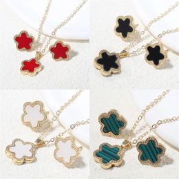 Colliers de pendentif 2pcs Luxury Five Leaf Flower Jewelry Ensemble pour les femmes Gift Fashion Trendy Clover Collier Oreille d'oreille
