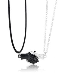 Pendentif Colliers 2pcs Poignée de main magnétique Couple couplé pour femmes hommes adolescents collier à la mode bijoux de mode 5720200