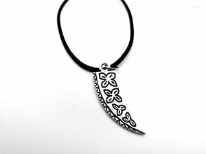 Pendentif Colliers 30PC Vikings Trèfle sur Norse Wolf Tooth Collier Charme Simple Animal Tigre Dents Spike Corde En Cuir