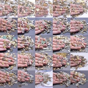 Collares colgantes 30 piezas/estilos de mezcla de lotes Witch Moon Star Sun Religion Cross Croix Charms Vintage Sea Animal Shell Tortoise para joyas a granel