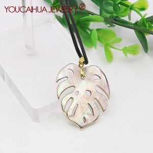 Colliers de pendentif 34x45 mm de durée de vie de coquille naturelle Feuilles de feuilles Pendies / collier pour amis