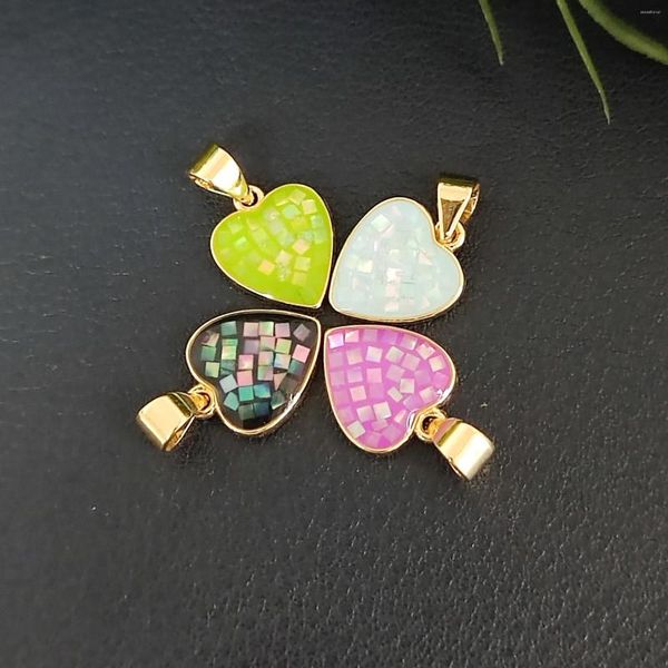 Collares colgantes 5 uds, venta al por mayor, pequeños dijes de corazón coloridos, concha de perla, colgantes de amor para pulsera, collar, fabricación de joyas, accesorio DIY