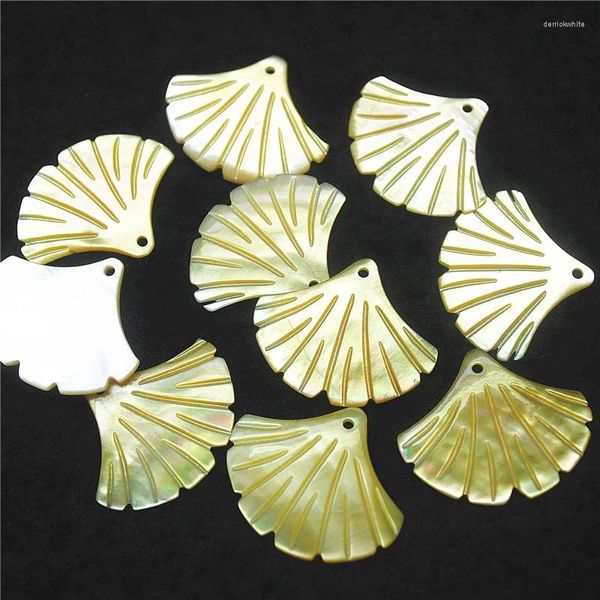 Collares colgantes 8PCS Naturaleza Colgantes de concha de agua salada Tamaño de hoja de Ginkgo 26x20MM Colores amarillos Material de nácar Bueno para mujeres