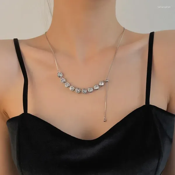 Colliers pendentifs Un collier de luxe léger de conception de niche pour les femmes avec un sentiment haut de gamme de froideur chaîne de clavicule simple et dessinable