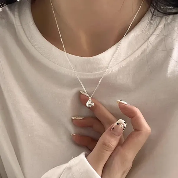 Collares colgantes Un diseño de nicho con collar de frijol sólido para mujeres Estilo fresco y elegante Temperamento minimalista Versátil de gama alta