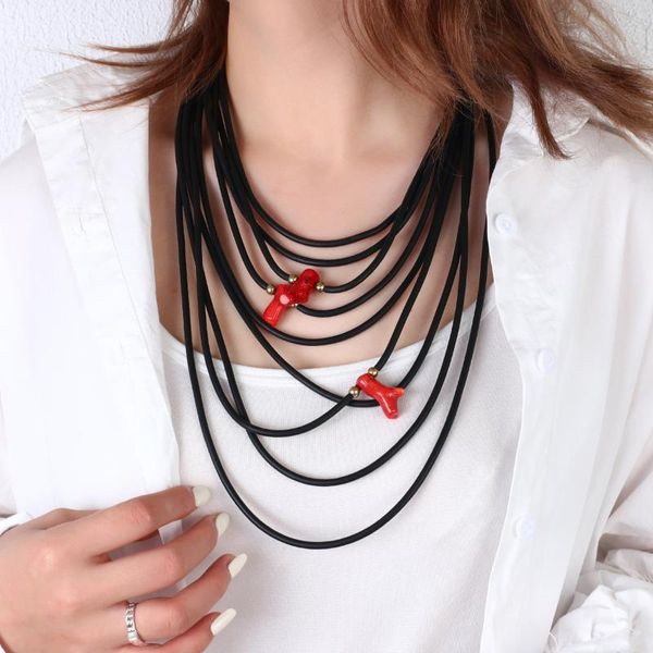 Collares colgantes Amorcome collar de envoltura negra hecha a mano para mujeres cuentas rojas de múltiples cadenas Declaración de cadena de cuerda de goma joyería