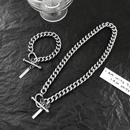 Colliers pendentifs et bracelets à breloques Chaîne de clavicule entièrement percée de niche hip hop en acier au titane cubain