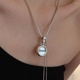 Hangende kettingen antieke zilveren kleur Engels alfabet ronde merk melkschijfje vissenstaart buckle luxe ketting persoonlijkheid esthetische ketting