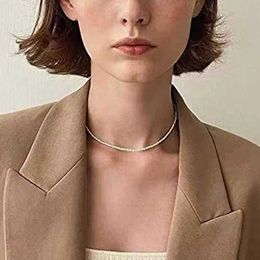 Collar colgantes Collar de perla artificial para mujeres Collar de margarita vintage collar de colección de moda de cadena corta colgante de metal elegante 40 cm S24527