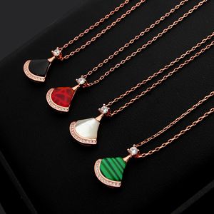 Colliers pendentif B Lettre Noir Blanc Rouge Vert Jupe avec collier de diamant