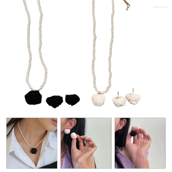 Collares colgantes B36D Elegante cadena de clavícula en forma de flor Rosas negras / blancas Pendientes temáticos Accesorio Adorno de moda para mujeres Niña