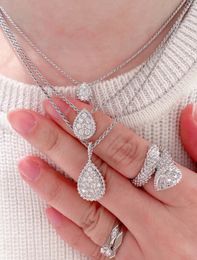 Pendentif Colliers Baolong collier dégoulinant blanc fritillaire élégant luxe diamant à haute teneur en carbone haut de gamme banquet de mode présent 230922