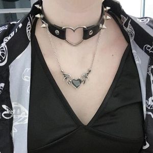 Hangende kettingen vleermuisvleugel ketting met zwart rood hart vampier cadeau voor minnaar zilveren Halloween -sieraden