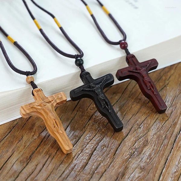 Collares colgantes Bean Olive Red Sandalwood Black Cross 5 cm Estatua amarga con cordaje Icamino Collar Católico