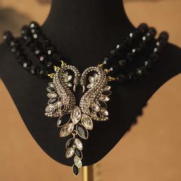 Pendentif Colliers Noir et blanc animal cygne cristal frange pendentif industrie lourde collier pull chaîne broche femme 240330