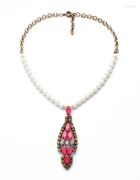 Collares pendientes Diseño de precio a granel Mujeres elegantes Resina Popcoin Cadena Planta Color oro brillante Collar de perlas simuladas