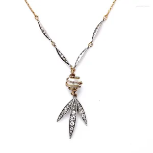 Collares colgantes Precio a granel Ocio de alta calidad Simular collar de perlas para mujeres Colgantes de color de diamantes de imitación Ropa Cadena larga